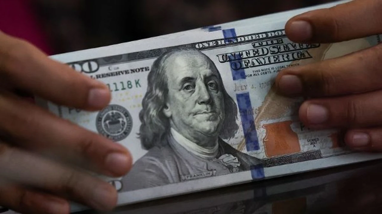 سعر الدولار في البنك الأهلي وبنك مصر اليوم يتغير سريعًا